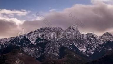 在波兰塔特拉山上观看Giewont山顶-延时视频50fps